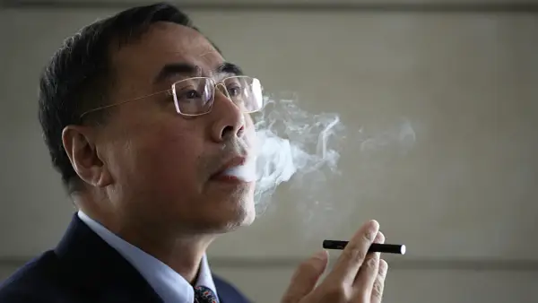 Herbert A. Gilbert exhala vapor de un cigarrillo electrónico.